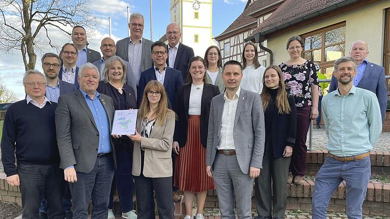 Alle Mitgliedskommunen der Baunach-Allianz bleiben für weitere fünf Jahre dabei. Das Bild zeigt die Bürgermeister und Bürgermeisterin zusammen mit Vertretern der Planer und Behörden.