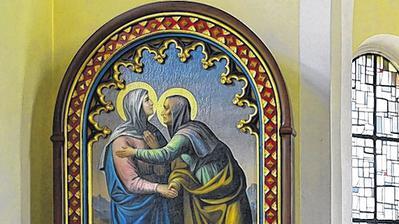 Eine Bildgeschichte: Adelheid Gräfin von Soden erläutert, wie das einstige Altarbild der Kirche vorgefunden und restauriert worden war. Links neben ihr Bernd Nöthling, der Vorsitzende der Kirchenverwaltung, rechts neben ihr der stellvertretende Landrat Peter Suckfüll und der Pfarrgemeinderat Martin Dechant. Suckfüll hatte von der Genobank Rhön-Grabfeld eine namhafte Spende zur Restaurierung des Bildes mitgebracht.