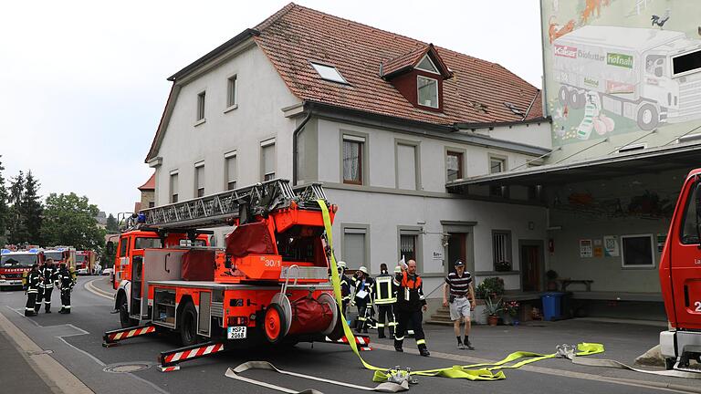 Explosionsgefahr in Gänheim: Schwelbrand in Futtermittelsilo - In einem Silo der Kaisermühle in Gänheim ist ein Schwelbrand ausgebrochen. Explosionsgefahr in Gänheim: Schwelbrand in Futtermittelsilo - In einem Silo der Kaisermühle in Gänheim ist ein Schwelbrand ausgebrochen.