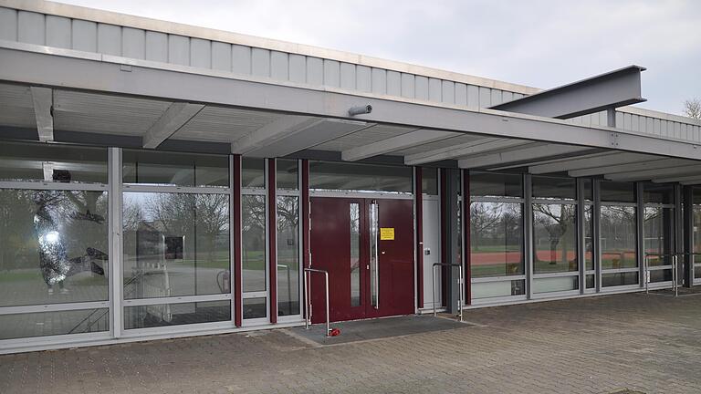 Der Eingang zur Teststrecke für Corona-Verdachtsfälle am Alexander-von-Humboldt-Gymnasium in&nbsp; Schweinfurt.