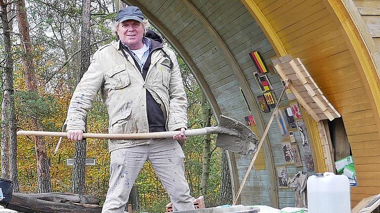 Der Künstler Jimmy Fell bei der Arbeit im Skulpturenpark Deutsche Einheit auf der Schanz bei Eußenhausen