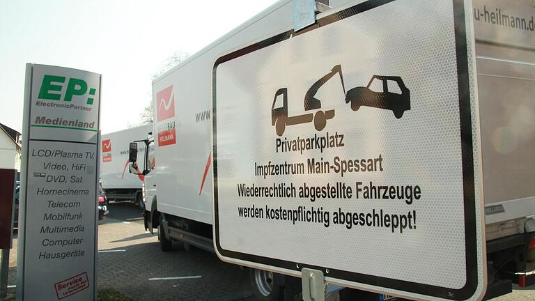 Zunächst einmal ist der Parkplatz ausschließlich fürs Impfzentrum reserviert – abgesehen von einigen Privatparkplätzen. Zunächst einmal ist der Parkplatz ausschließlich fürs Impfzentrum reserviert – abgesehen von einigen Privatparkplätzen.