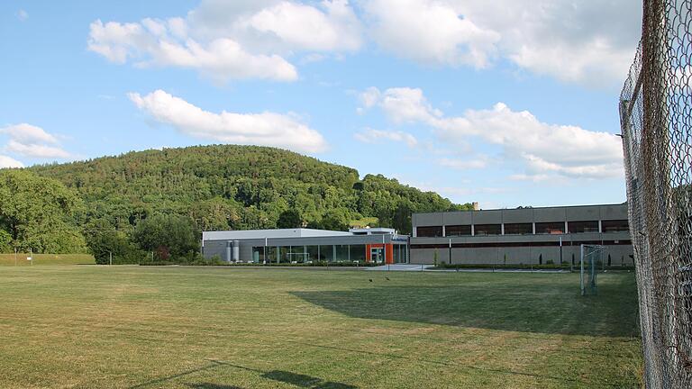 Der Neubau des städtisches Kindergartens St. Martin in Gemünden soll auf den Sportplatz zwischen Hallenbad und Bahnhalt Kleingemünden.