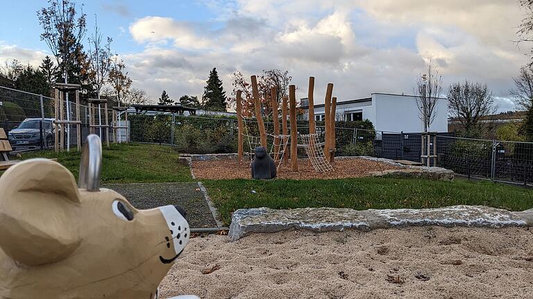 Die Maus hat die Sandspielfläche im Blick, die Katze wacht über ihren 'Kratzbaum'.