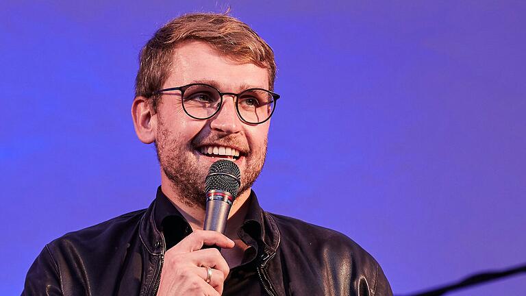 'Aufmerksamkeit bekommt man hauptsächlich über Instagram und Tiktok.' Benjamin Haupt, selbst Gitarrist und Songschreiber, ist Popularmusikbeauftragter des Bezirks Unterfranken. 'Aufmerksamkeit bekommt man hauptsächlich über Instagram und Tiktok.' Benjamin Haupt, selbst Gitarrist und Songschreiber, ist Popularmusikbeauftragter des Bezirks Unterfranken.