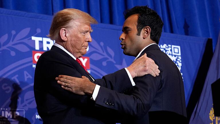 Vivek Ramaswamy und Donald Trump       -  ... gemeinsam mit Ex-Präsidentschaftsbewerber Vivek Ramaswamy.