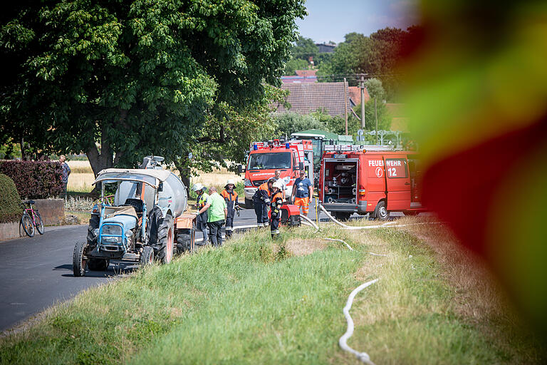 Bei dem Brand in Ansbach unterstützten Landwirte aus dem Ort mit Löschwasser aus ihren Güllefässern.