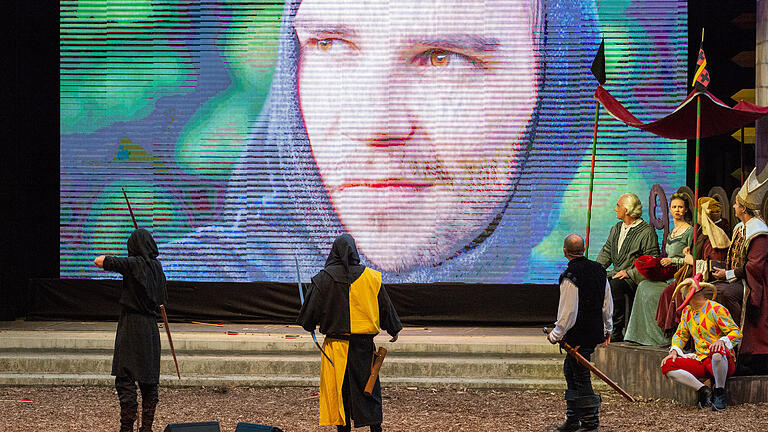 Eine gelungene Premiere auf der Sömmersdorfer Freilichtbühne mit vollem Haus. Im Bild Robin Hood (links) im Bogenschießen-Wettkampf, sein Gesicht wird auf der Leinwand gezeigt.