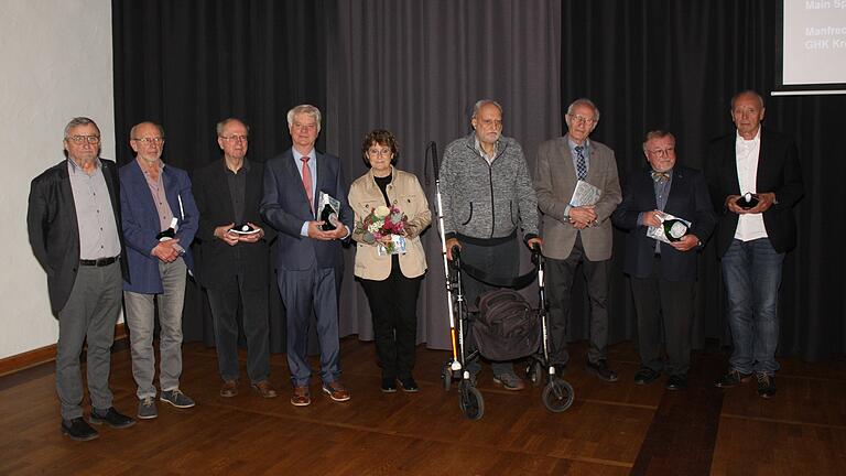 Anlässlich des 50-jährigen Bestehens ehrte der Historische Verein Karlstadt Gründungsmitglieder und besonders verdiente Mitglieder (von links): Vorsitzender Wolfgang Merklein, Albin Weiglein, Hubert Eichler, Gustav Eichler, Beatrix van Venrooy, Peter Weidner, Georg Büttner, Axel von Erffa und Werner Kühnlein.