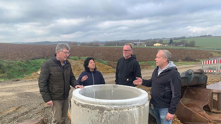 Werner Weipert, Stanka Brand-Pasler, Ronald Pickel und Thomas Tüchert (von links) diskutieren an der Baustelle über das neue Gewerbegebiet in Poppenlauer. Sorge bereitet den Gewerbetreibenden vor allem ein geplantes Logistikzentrum.       -  Werner Weipert, Stanka Brand-Pasler, Ronald Pickel und Thomas Tüchert (von links) diskutieren an der Baustelle über das neue Gewerbegebiet in Poppenlauer. Sorge bereitet den Gewerbetreibenden vor allem ein geplantes Logistikzentrum.