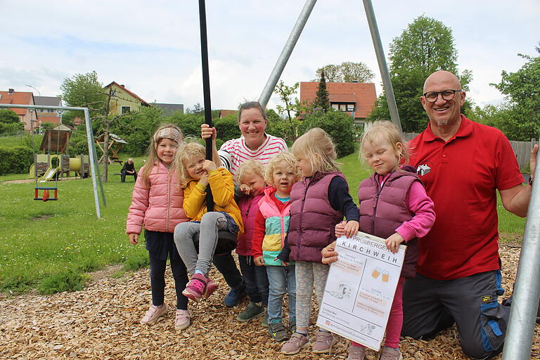 Den Erlös aus der Kirchweih investiert die Dorfgemeinschaft wieder ins Dorf. Zuletzt freuten sich die Kinder über eine Seilbahn und Verbesserungen am Spielplatz.