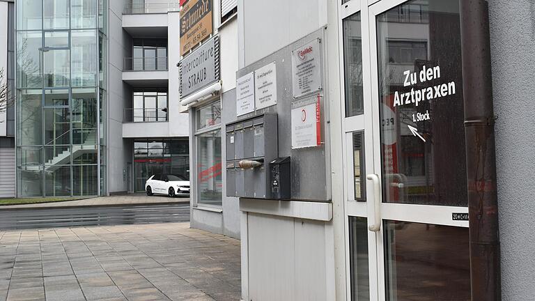 In der Augenarztpraxis in der Meininger Straße (im Bild) in Bad Neustadt werden derzeit nur gesetzlich Versicherte gegen Rechnung und Privatversicherte behandelt.