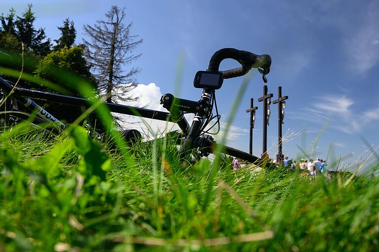 Mitz dem Rennrad wird es am Gipfel etwas unwegsam. Nichtsdestotrotz: Es lohnt sich, die Aussicht ist atemberaubend. Mitz dem Rennrad wird es am Gipfel etwas unwegsam. Nichtsdestotrotz: Es lohnt sich, die Aussicht ist atemberaubend.