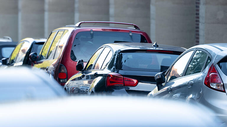 Monatliche Auto-Zulassungszahlen für Deutschland.jpeg       -  Steht das Auto trotz Fahrtüchtigkeit länger als ein halbes Jahr öffentlich auf einer Stelle, handelt es sich um 'unerlaubte Sondernutzung'.