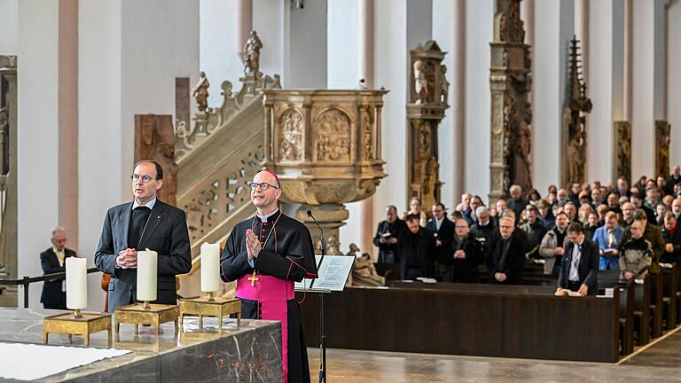 Im vollbesetzten Dom stellte sich der neue Weihbischof Paul Reder (links, am Altar mit Bischof Franz Jung) mit einer kurzen Ansprache vor.