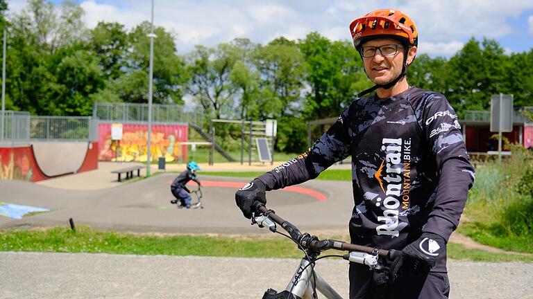 Andi Rohe ist Spezialist für Sicherheit auf dem Fahrrad. Der Rhöner bietet Fahrtrainings an. Fürs sichere Bike-Erlebnis, ob Trekking-Ausflug oder E-Bike-Tour, hat er jede Menge Tipps.