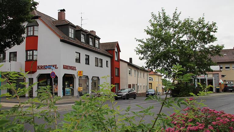 Falschparker und zu wenige Stellplätze sorgen im Bereich der Allersheimer Straße und der Nicolas-Fey-Straße in Giebelstadt regelmäßig für Chaos. Falschparker und zu wenige Stellplätze sorgen im Bereich der Allersheimer Straße und der Nicolas-Fey-Straße in Giebelstadt regelmäßig für Chaos.