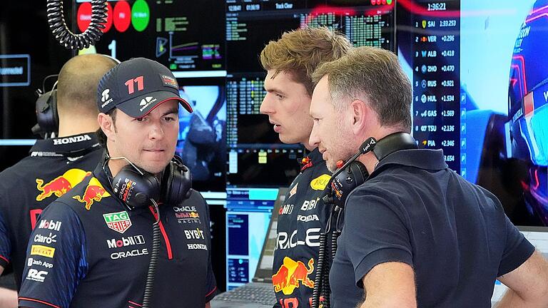 Sergio Pérez (l), Max Verstappen (m) und Christian Horner (r)       -  Bleibt Sergio Pérez der Teamkollege von Max Verstappen?