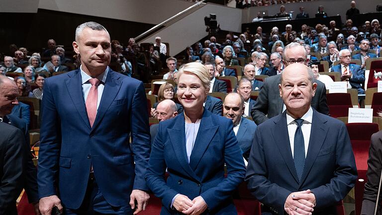 Jahrestag der Friedlichen Revolution       -  Bundeskanzler Olaf Scholz sprach beim Leipziger Festakt zum Gedenken an die friedliche Revolution in der DDR 1989.