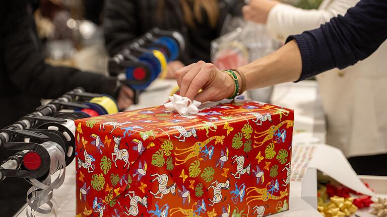 Weihnachtsgeschäft       -  Der Einzelhandel rechnet nicht damit, dass der Konsum im Weihnachtsgeschäft stark anzieht. (Symbolbild)