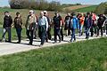 Rund 50 Erwachsene und eine Handvoll Kinder schritten am Samstag die Grenze der Gemarkung Oerlenbach ab.       -  Rund 50 Erwachsene und eine Handvoll Kinder schritten am Samstag die Grenze der Gemarkung Oerlenbach ab.
