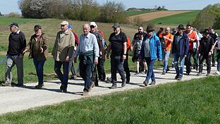 Rund 50 Erwachsene und eine Handvoll Kinder schritten am Samstag die Grenze der Gemarkung Oerlenbach ab.       -  Rund 50 Erwachsene und eine Handvoll Kinder schritten am Samstag die Grenze der Gemarkung Oerlenbach ab.
