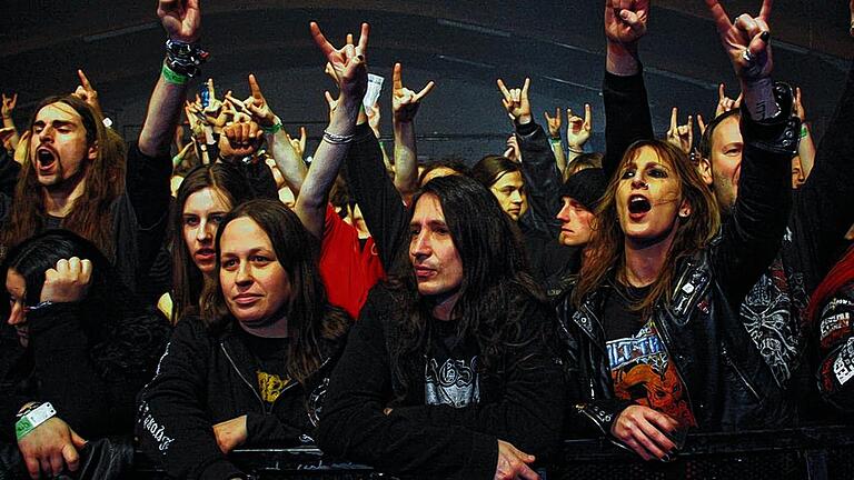 Bretthart: 1000 Fans der härteren musikalischen Gangart kamen in die Frankenhalle nach Dettelbach zum Metal Franconia Festival. Mit dabei auch die Lokalmatadoren von &bdquo;Dieversity&ldquo; aus dem Kitzinger Landkreis.