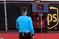 Bei Spielen mit Kickers-Beteiligung ein seltenes Bild. Ob in Fürth, Kiel oder gegen Nürnberg - die Schiedsrichter nahmen bei strittigen Entscheidungen die Video-Hilfe nicht in Anspruch. Das Bild zeigt Referee Daniel Siebert beim Erstligaspiel zwischen Köln und Dortmund.