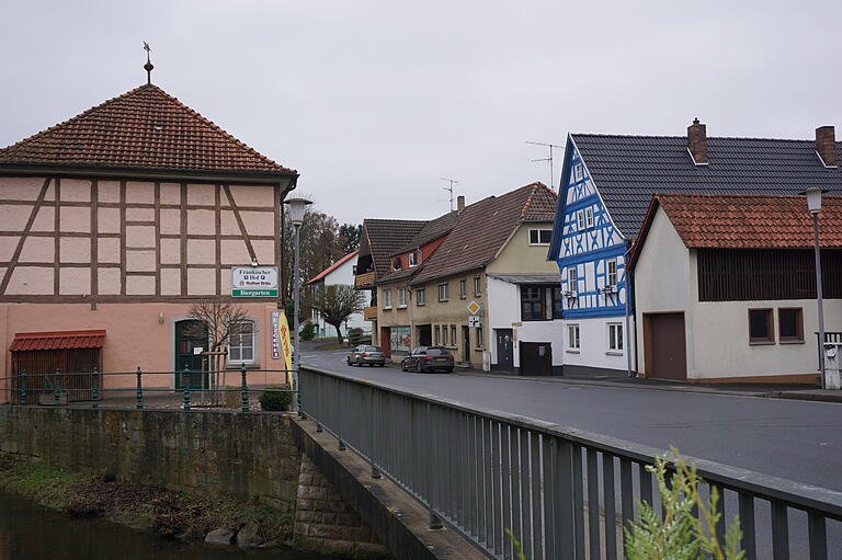 Das blaue Haus, gesehen im Umfeld der Straße.