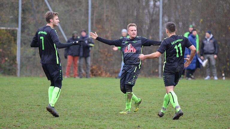 Will in dieser Saison wieder jubeln: Spielertrainer Dominic Nastvogel (Mitte) von der DJK Schweinfurt, hier noch in der der Kreisliga mit den Ex-Teamkollegen Alessandro Miano (rechts) und Eduard Krüger.