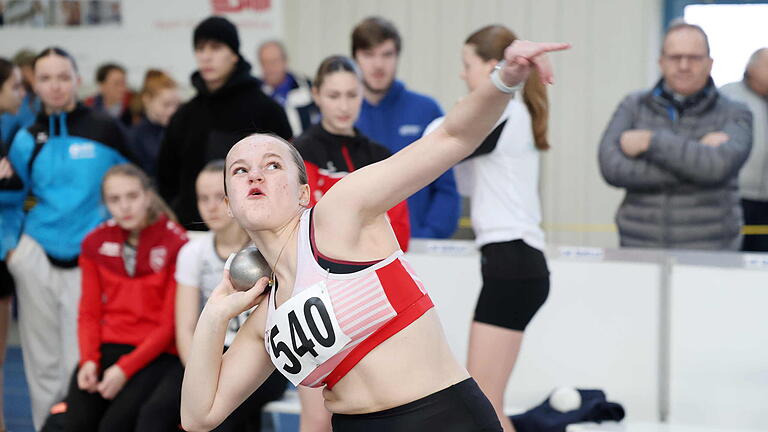 Nordbayerische Meisterschaften der Leichtathleten       -  Marie-Kristin Kunz vom TSV Münnerstadt gewann bei den Nordbayerischen Meisterschaften mit einer Klasseleistung das Kugelstoßen der Altersklasse W13.