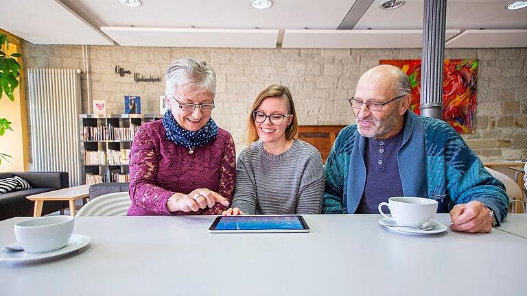 Im Haßfurter Mehrgenerationenhaus erhalten Seniorinnen und Senioren Hilfe im Umgang mit Smartphones und vielen weiteren Geräten der digitalen Welt.