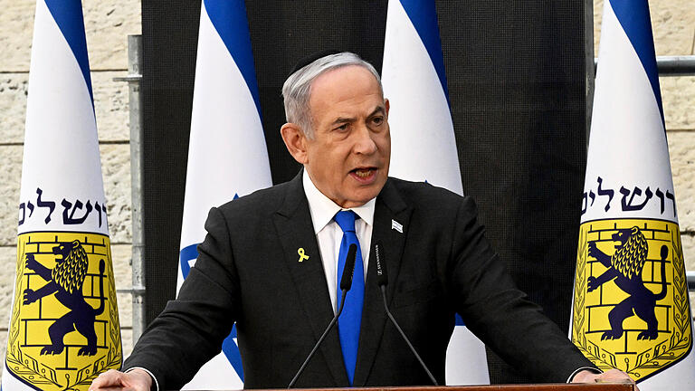 Gedenktag in Israel.jpeg - Der innenpolitische Druck auf den israelischen Premierminister Benjamin Netanjahu wächst weiter. Auch in der eigenen Partei gehen wichtige Akteure auf Distanz. Gedenktag in Israel.jpeg - Der innenpolitische Druck auf den israelischen Premierminister Benjamin Netanjahu wächst weiter. Auch in der eigenen Partei gehen wichtige Akteure auf Distanz.