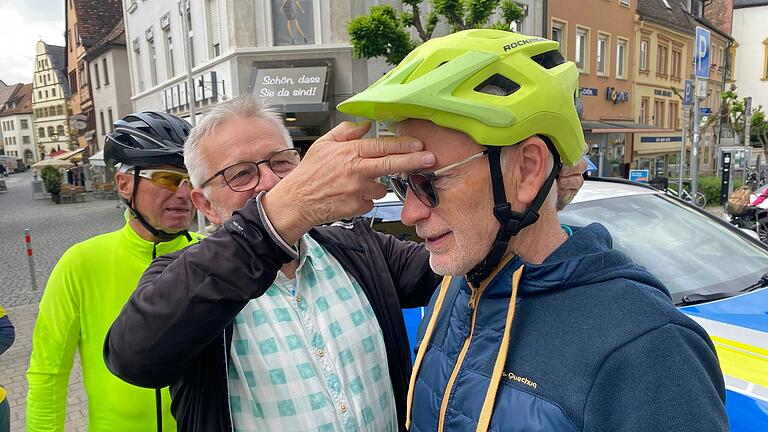 Manfred Freitag schiebt Ludwig Freberts Helm nach vorn: Zwei Finger breit Platz sollte zwischen den Augenbrauen und dem Helm sein.