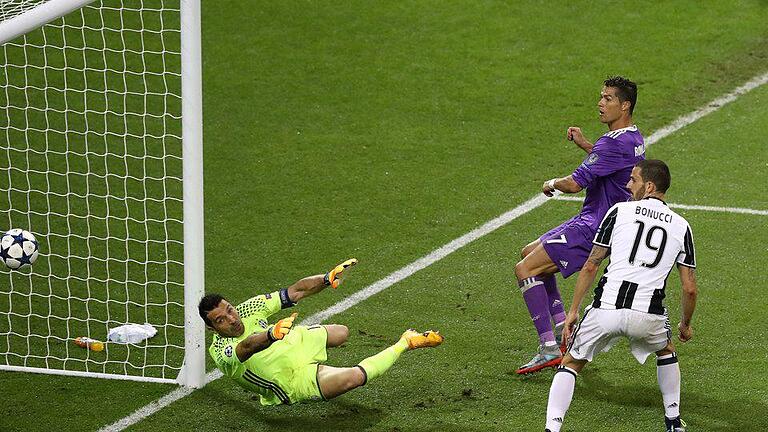 Entscheidung       -  Cristiano Ronaldo trifft aus kurzer Distanz zum 3:1. Foto: Martin Rickett