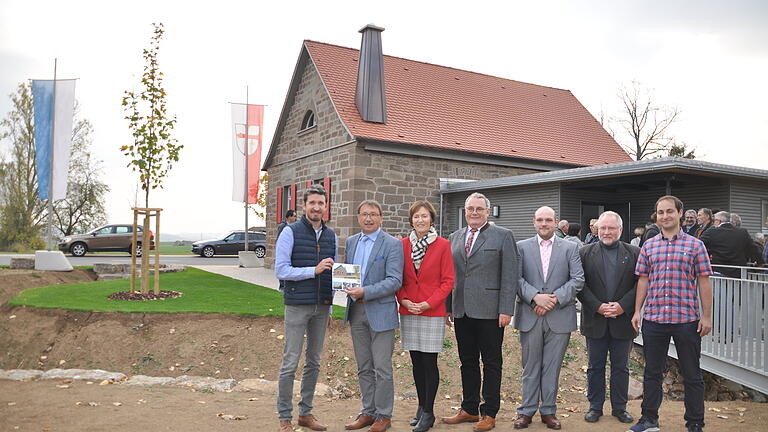 Architekt Christoph Lamprecht (von links) übergab anlässlich der Einweihung des Maileser Brauhauses eine Plakette an Bürgermeister Friedel Heckenlauer. Im Bild auch die stellvertretende Landrätin Christine Bender, Bezirksrat Stefan Funk, Gemeinderat Christian Laesch, Gerhard Koch und der Vertreter des Amtes für Ländliche Entwicklung Veselin Kolev.&nbsp;