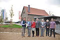 Architekt Christoph Lamprecht (von links) übergab anlässlich der Einweihung des Maileser Brauhauses eine Plakette an Bürgermeister Friedel Heckenlauer. Im Bild auch die stellvertretende Landrätin Christine Bender, Bezirksrat Stefan Funk, Gemeinderat Christian Laesch, Gerhard Koch und der Vertreter des Amtes für Ländliche Entwicklung Veselin Kolev.&nbsp;