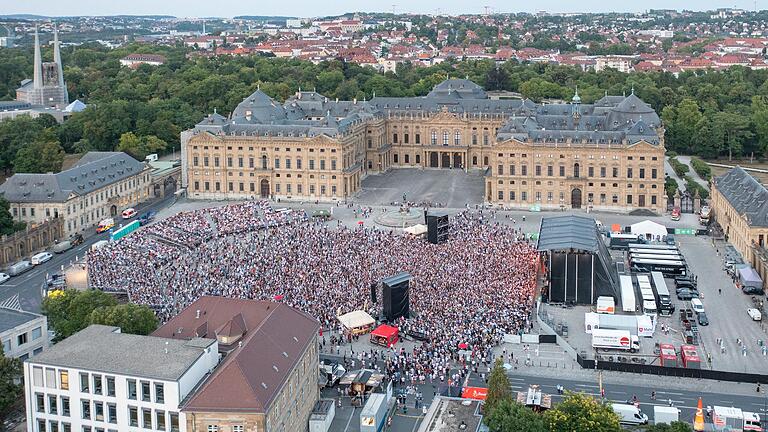 Der Residenzplatz am 23. Juli 2022. Sting und 15.000 Fans aus der Luft.&nbsp;