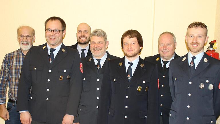 Unser Foto zeigt (von links) Bürgermeister August Weingart mit Jens Weingart, Benjamin Volkmuth, Vorsitzenden Dieter Halbig, den neuen Kommandanten Stefan Rechtenbacher, Thomas Eyrich und Frederec Schießer.       -  Unser Foto zeigt (von links) Bürgermeister August Weingart mit Jens Weingart, Benjamin Volkmuth, Vorsitzenden Dieter Halbig, den neuen Kommandanten Stefan Rechtenbacher, Thomas Eyrich und Frederec Schießer.