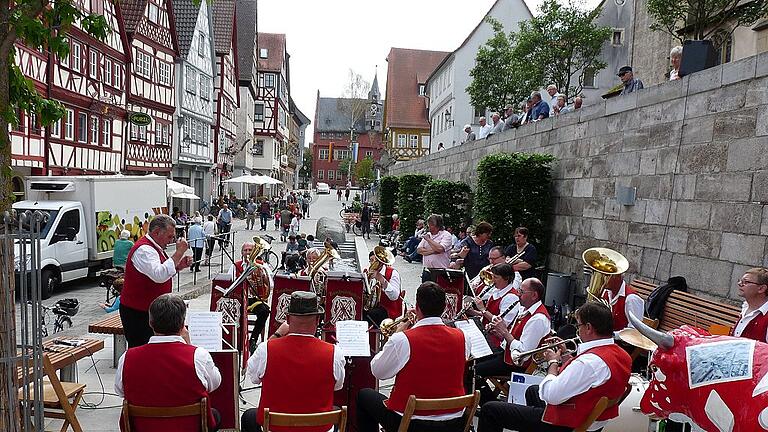 Die Linsenspitzer aus Zeubelried machen Musik an der Furt. Zeitgleich startet am 5. Mai der Wochenmarkt vor dem Rathaus. Archivfoto: Renate Lindner