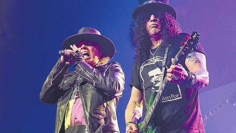 Guns N' Roses       -  Guns N' Roses heute: Sänger Axl Rose (links) und Gitarrist Slash in Aktion. Foto dpa