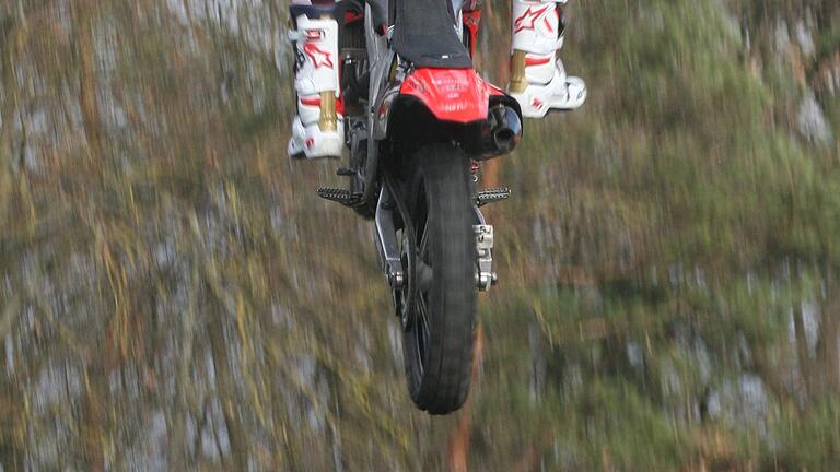 Bis in elf Meter Höhe sprangen die Stunt-Jungs bei ihrer FMX-Super-Jump-Show von Rampe zu Rampe.