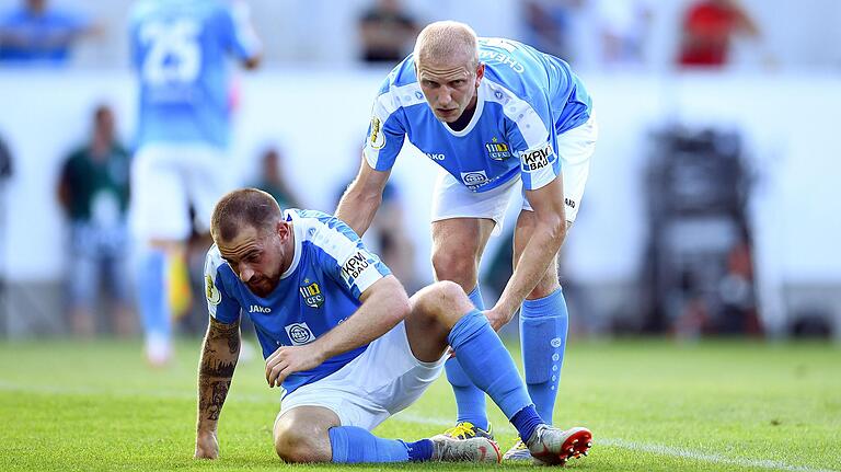 Ex-Kickers-Akteur Clemens Schoppenhauer (rechts) saß zuletzt bei Rothosen-Gegner Chmnitzer FC meist auf der Bank