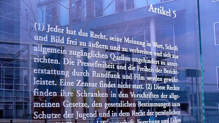 Auf einer Glastafel am Reichstagsufer in Berlin sind die Artikel des Grundgesetzes nachzulesen. Der abgebildete Artikel 5,&nbsp; der die Pressefreiheit schützt, steht auch für die Informationsfreiheit. Diese stellt grundsätzlich auch sicher, dass Journalistinnen und Journalisten während der Ausgangssperre auf den Straßen recherchieren dürfen.