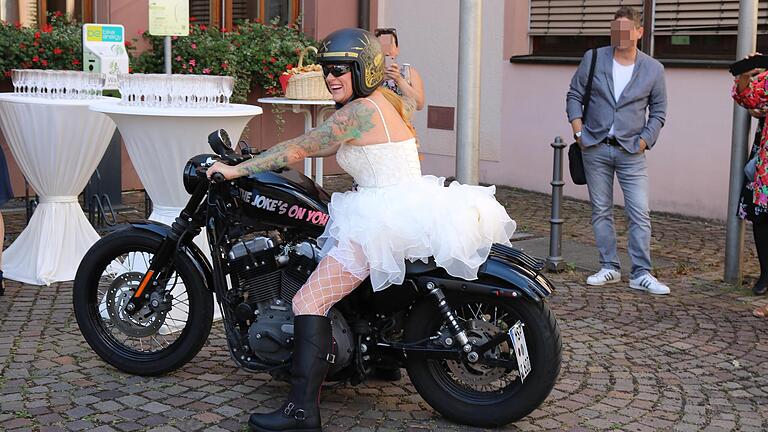 Braut Fiona Wehner fuhr auf der Harley-Davidson vor dem Lohrer Rathaus vor. Braut Fiona Wehner fuhr auf der Harley-Davidson vor dem Lohrer Rathaus vor.