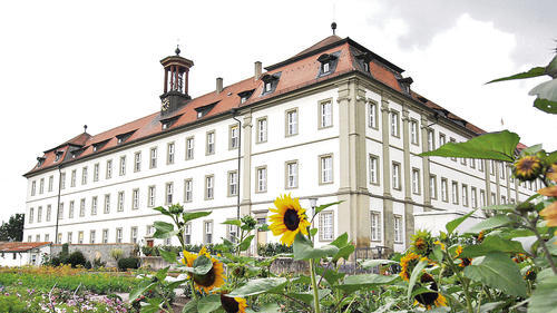 Kloster Heidenfeld: Balthasar Neumann lieferte die Pläne für einen barocken Neubau des Konventsgebäudes. Kloster Heidenfeld: Balthasar Neumann lieferte die Pläne für einen barocken Neubau des Konventsgebäudes.