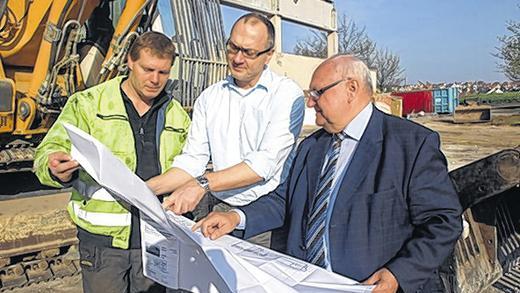 Mit dem Fortschritt zufrieden: Auf der Baustelle erörtern (von links) Bauleiter Kurt Stöhr, Architekt Johannes Messerschmitt und Bürgermeister Siegfried Erhard den Stand der Abbrucharbeiten.