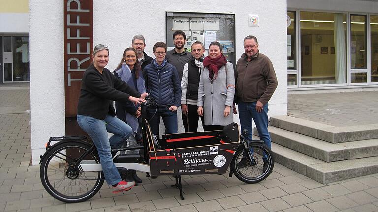 Die Freude über das neue Lastenrad für den Heuchelhof ist groß. (von links) Hermine Seelmann (Quartiersmanagerin Heuchelhof), Christiane Kerner (Vorsitzende Bürgerverein Heuchelhof), Andreas Dedio (Kirchengemeinde St. Andreas), Paula Höhn (Bauunternehmung Balthasar Höhn), Thomas Stark (Freirad), Michael Kraus (CSU Ortsverband Heuchelhof), Karolin Issing (Fahrradkurier Radboten) und Alexander Himmrich (Perspektive e.V.) Die Freude über das neue Lastenrad für den Heuchelhof ist groß. (von links) Hermine Seelmann (Quartiersmanagerin Heuchelhof), Christiane Kerner (Vorsitzende Bürgerverein Heuchelhof), Andreas Dedio (Kirchengemeinde St. Andreas), Paula Höhn (Bauunternehmung Balthasar Höhn), Thomas Stark (Freirad), Michael Kraus (CSU Ortsverband Heuchelhof), Karolin Issing (Fahrradkurier Radboten) und Alexander Himmrich (Perspektive e.V.)