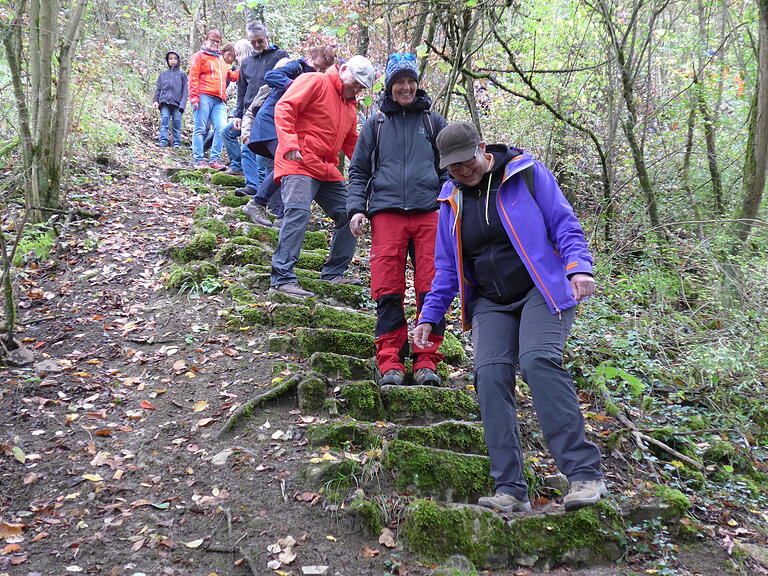 Steiler Abgang auf dem Steinhauerweg nach Goßmannsdorf, der jetzt zum Europäischen Kulturlandschaftsweg Sonne, Mond und Steine gehört. Steiler Abgang auf dem Steinhauerweg nach Goßmannsdorf, der jetzt zum Europäischen Kulturlandschaftsweg Sonne, Mond und Steine gehört.