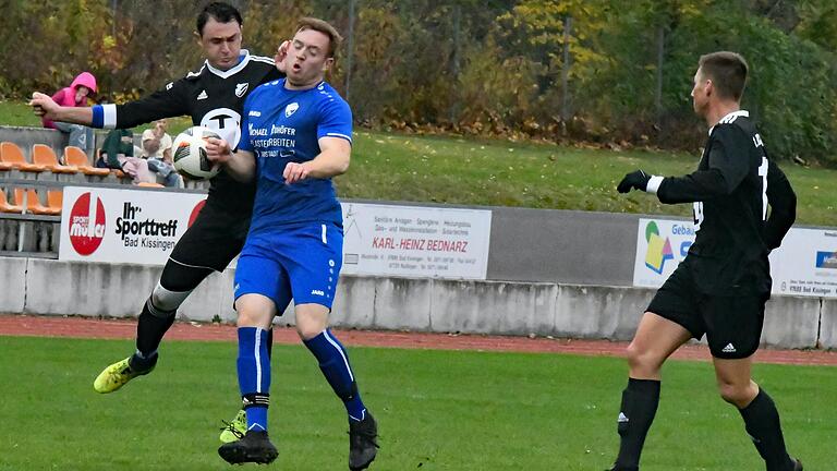 Trappstadts Marcel Dittmann (blaues Trikot) und Vlad-Mircea Ruja vom FC Bad Kissingen im Zweikampf um den Ball.